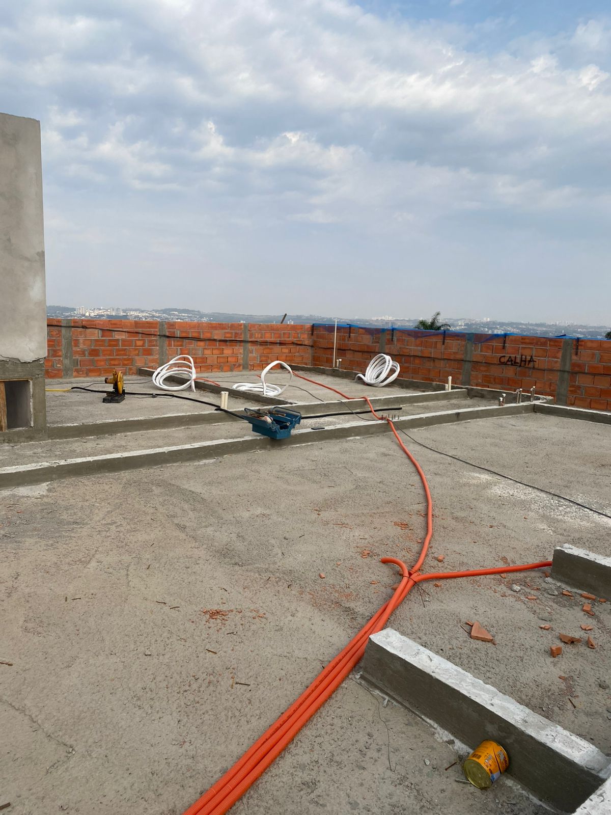 Estrutura metálica sendo montada