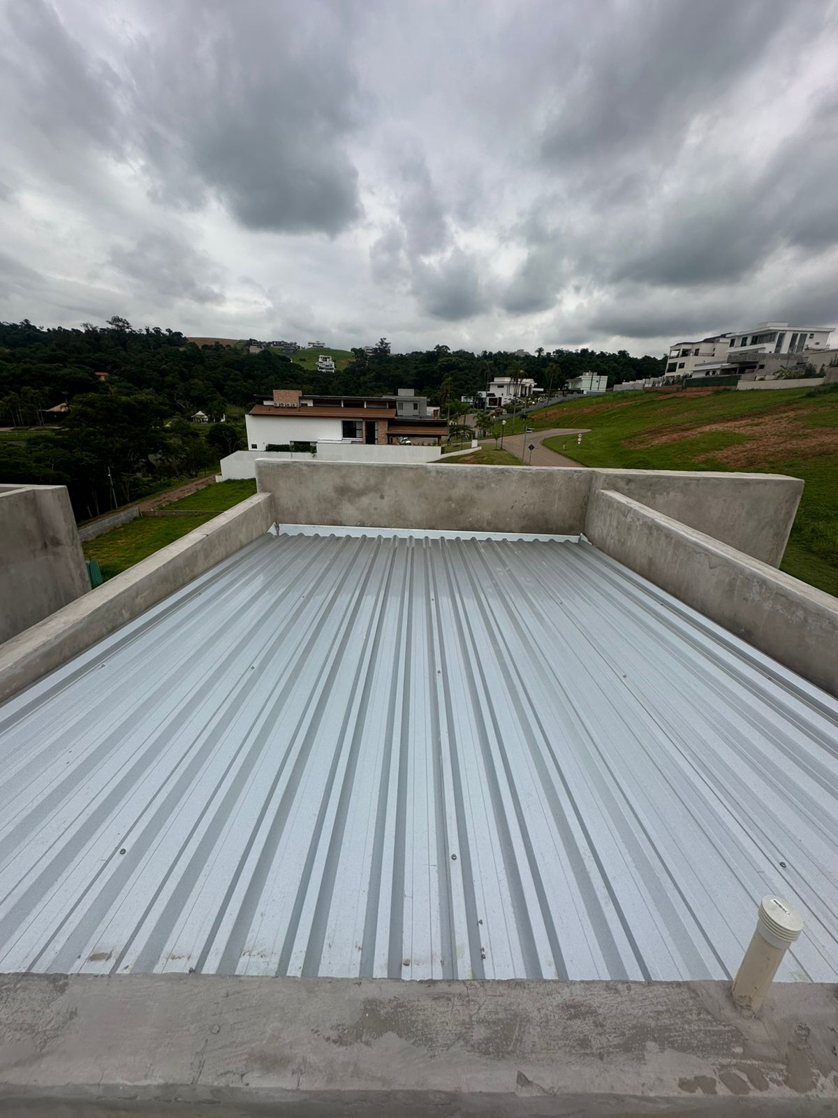 Cobertura metálica finalizada